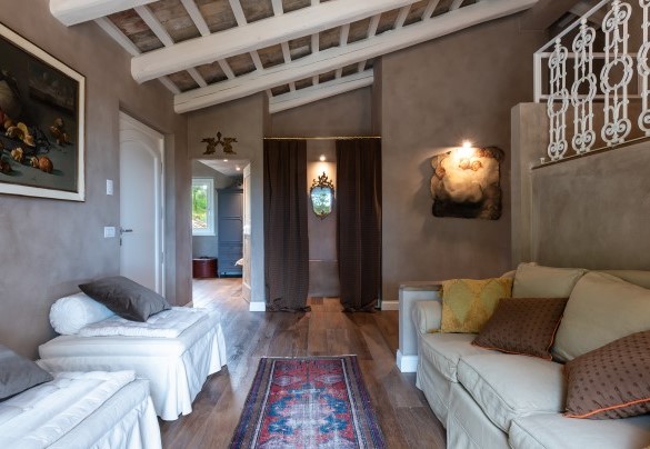Area soggiorno del primo piano con ingresso indipendente da scala esterna – Villa Dianella