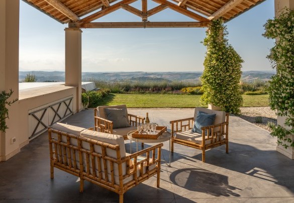 Il bel gazebo di fronte alla piscina permette di godere del meraviglioso panorama in pieno relax – Villa Dianella