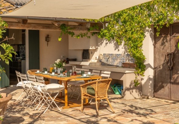 Area pranzo esterna con accesso diretto dalla cucina – Villa Dianella
