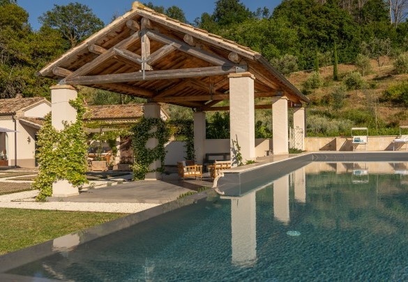 Il bel gazebo di fronte alla piscina permette di godere del meraviglioso panorama in pieno relax – Villa Dianella
