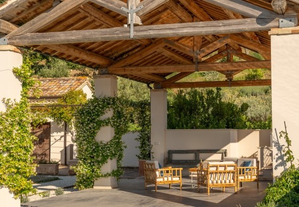 Il bel gazebo di fronte alla piscina permette di godere del meraviglioso panorama in pieno relax – Villa Dianella