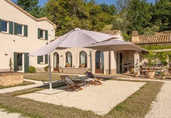 Il giardino ha una superficie pianeggiante intorno alla casa di circa mq 2000 – Villa Dianella