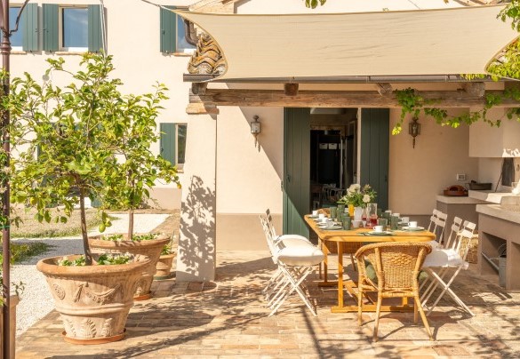 Area pranzo esterna con accesso diretto dalla cucina – Villa Dianella