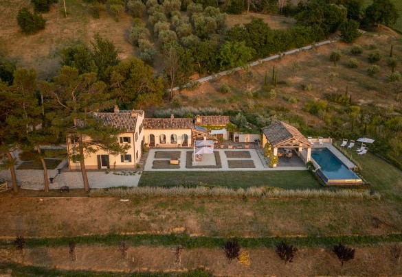 Veduta dall’alto della proprietà alla luce del tramonto– Villa Dianella