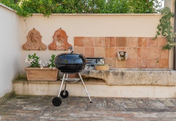 L’angolo barbecue attrezzato con barbecue mobile per godere appieno della vita all’aria aperta – Villa Dianella