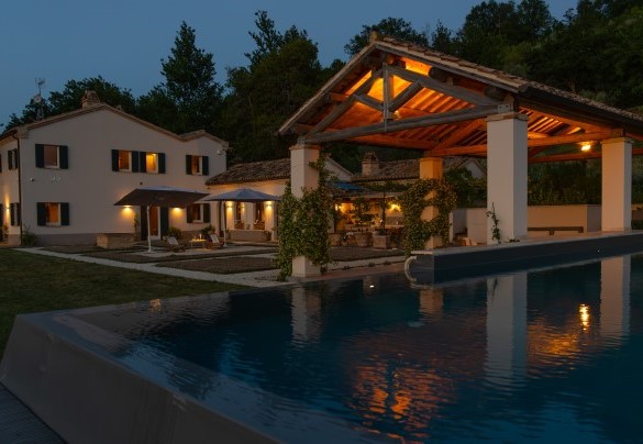 La villa e la piscina nelle luci della sera – Villa Dianella