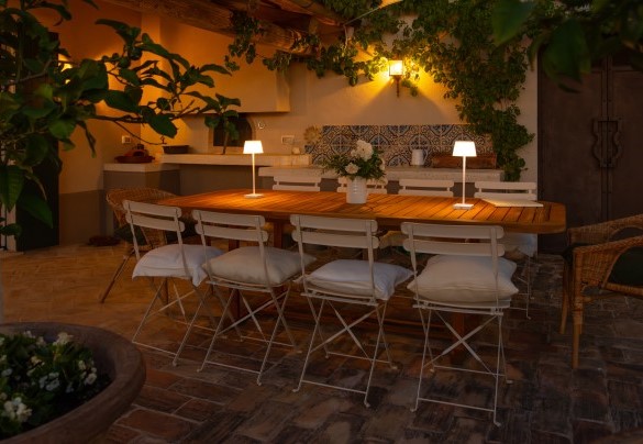 Area pranzo esterna con accesso diretto dalla cucina – Villa Dianella