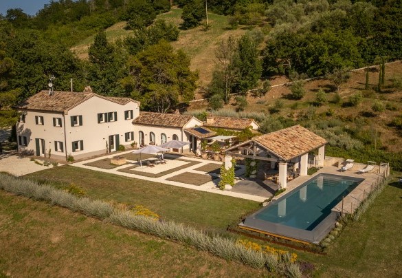Villa in affitto con piscina esclusiva immersa nel verde delle colline marchigiane - Villa Dianella