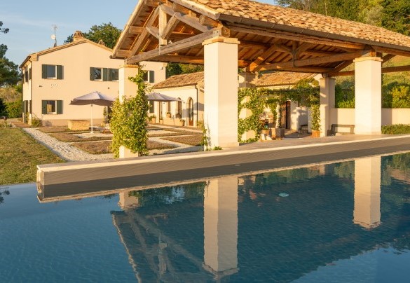 La piscina a sfioro con vista sul gazebo e la villa – Villa Dianella
