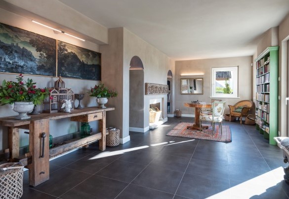 Sala d’ingresso con camino – Villa Dianella