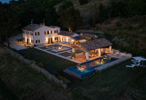 Vista dall’alto della proprietà nelle luci della sera – Villa Dianella