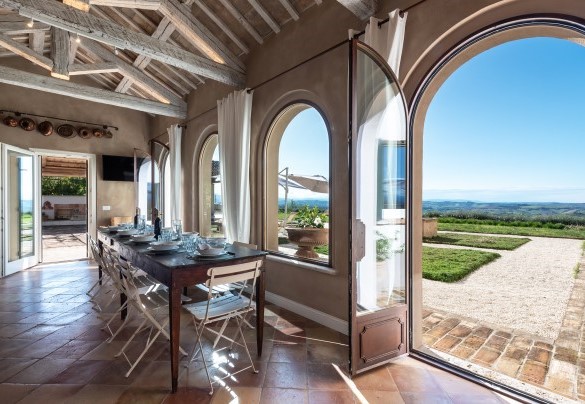 Centro della casa è l’ampia cucina con comoda area pranzo, dispensa e accesso diretto all’esterno – Villa Dianella