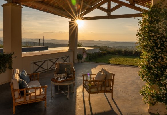 Il gazebo a bordo piscina è il luogo ideale per aperitivi al tramonto – Villa Dianella