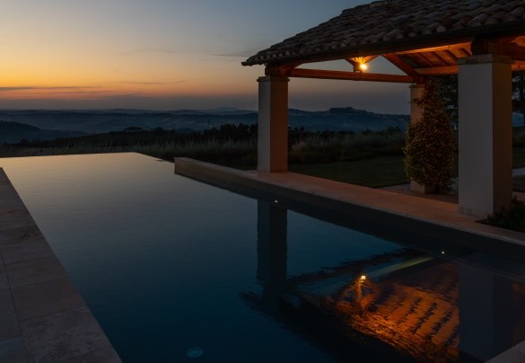 Dalla piscina e dal gazebo si possono godere meravigliosi tramonti – Villa Dianella