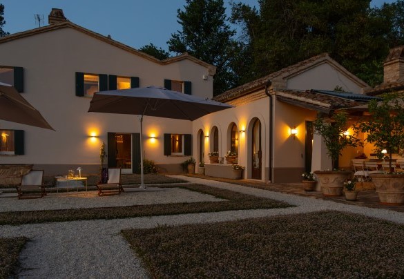Il giardino di fronte alla villa nelle luci della sera – Villa Dianella