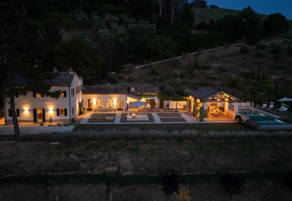 Vista dall’alto della proprietà nelle luci della sera – Villa Dianella