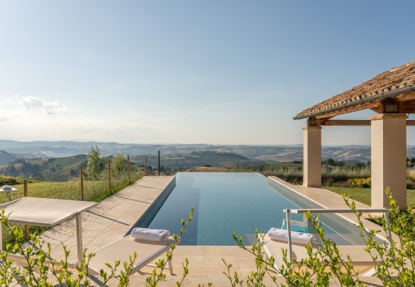 La piscina a sfioro permette di godere di una magnifica vista sulle valli e le dolci colline marchigiane della Valle dell’Aso – Villa Dianella