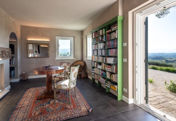 Sala d’ingresso con camino ed accesso diretto all’esterno – Villa Dianella