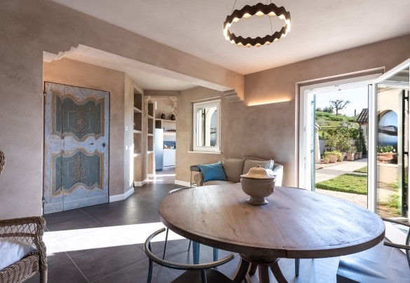 Sala da pranzo tra la sala d’ingresso e l’ampia cucina in open-space e con accesso diretto all’esterno - Villa Dianella