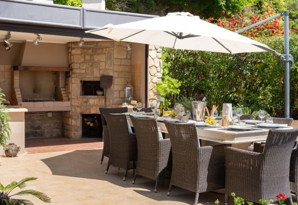 La zona pranzo esterna accanto alla cucina – Villa Dolphin 10
