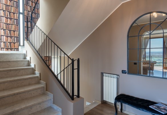 La scala in marmo – Villa Dolphin 10