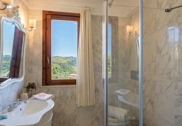 Bagno con doccia n.2 en-suite alla camera n.2 – Villa Dolphin 10