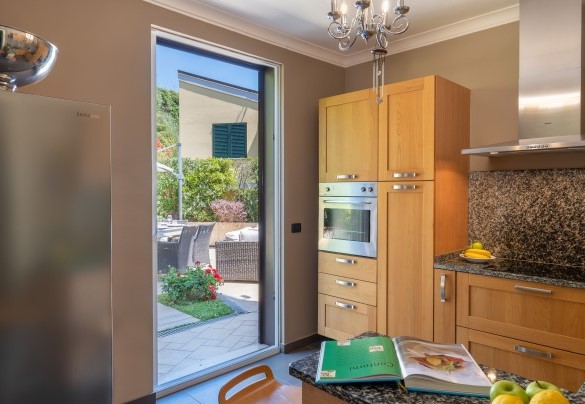 La grande cucina al primo piano, con accesso diretto sul giardino – Villa Dolphin 10