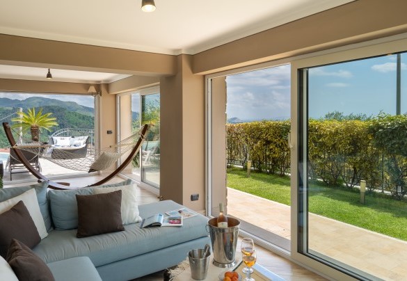 Il living con divani e biliardino al piano terra – Villa Dolphin 10