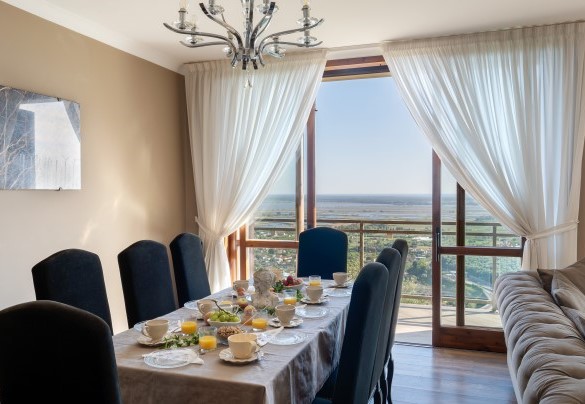 Open space con salotto ed elegante area da pranzo, al primo piano – Villa Dolphin 10