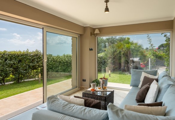 Il living con divani e biliardino al piano terra – Villa Dolphin 10