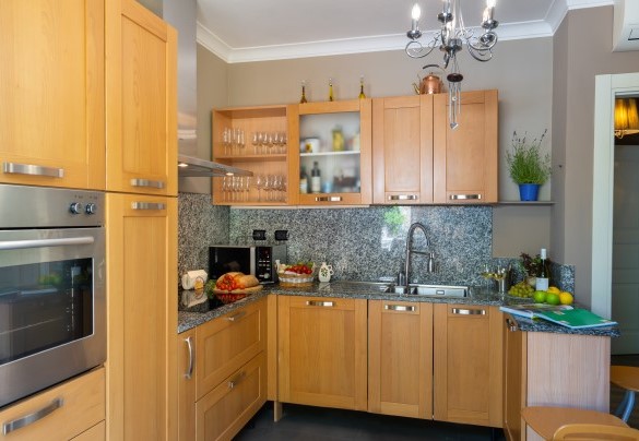 La grande cucina attrezzata al primo piano, accanto alla sala da pranzo – Villa Dolphin 10