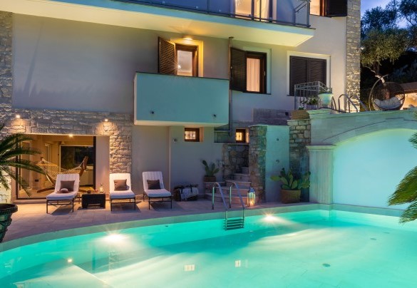 La piscina a sfioro panoramica sul Lago di Massaciuccoli – Villa Dolphin 10