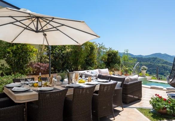La zona pranzo esterna accanto alla cucina – Villa Dolphin 10