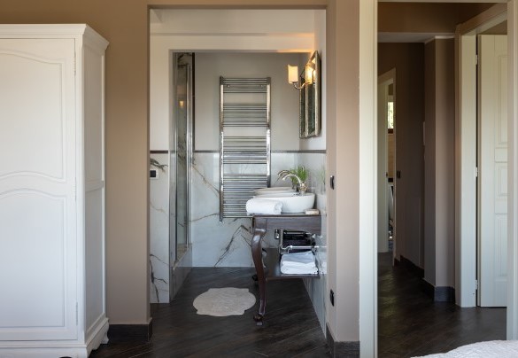 Bagno con doccia n.3 en-suite alla camera n.3 – Villa Dolphin 10