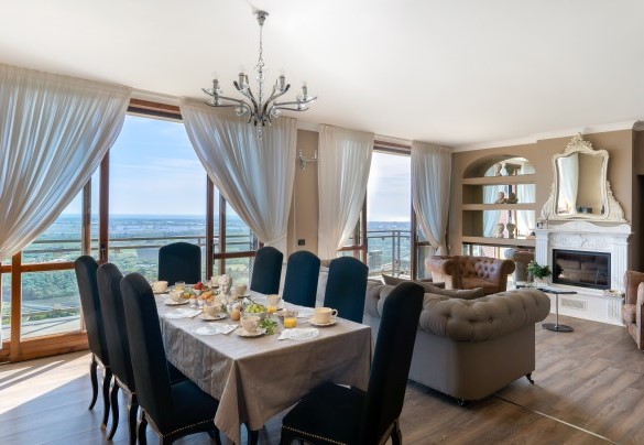 Open space con salotto, caminetto, tv satellitare ed elegante area da pranzo. Al primo piano – Villa Dolphin 10