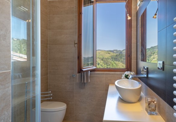 Bagno con doccia idromassaggio n.4 condiviso dalle camere n.4 e n.5 – Villa Dolphin 10