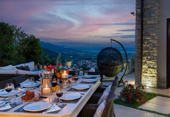La zona pranzo esterna accanto alla cucina – Villa Dolphin 10