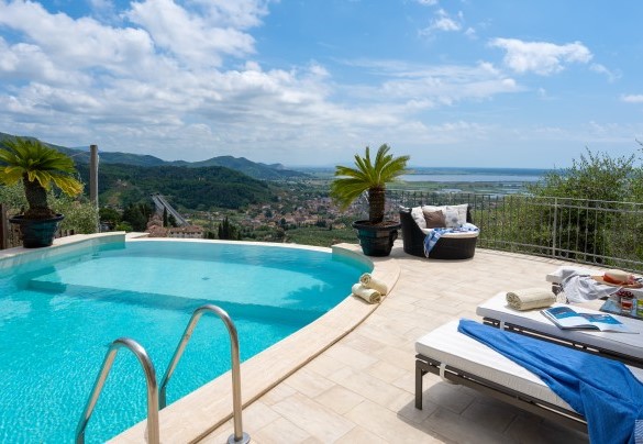 La piscina a sfioro panoramica sul Lago di Massaciuccoli – Villa Dolphin 10