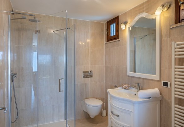 Bagno con doccia n.1 al primo piano – Villa Dolphin 10