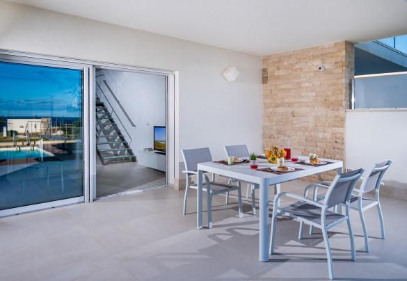 La grande veranda attrezzata è il luogo perfetto per colazioni all'aperto - Villa Donald