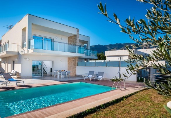 La piscina bordata da pavimentazione in teak - Villa Donald
