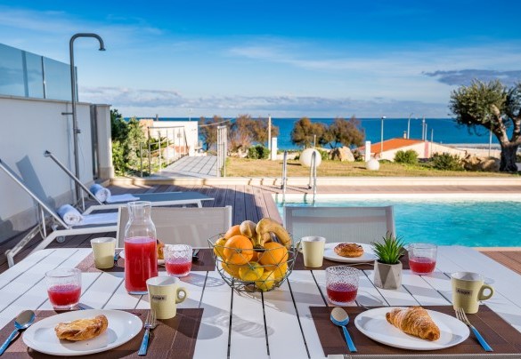 La grande veranda attrezzata è il luogo perfetto per colazioni all'aperto - Villa Donald