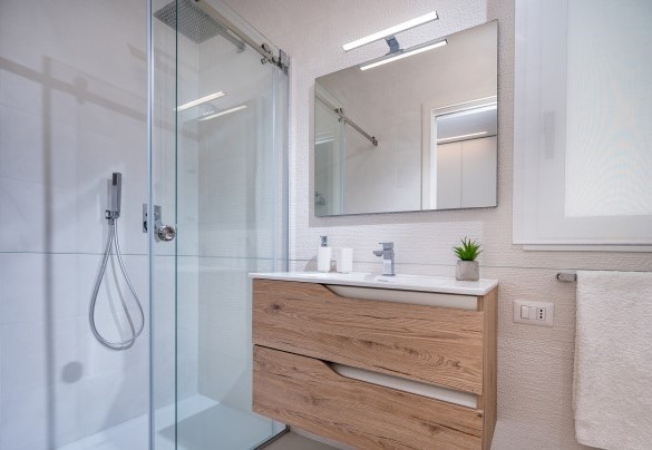 Il moderno bagno con doccia al primo piano - Villa Donald
