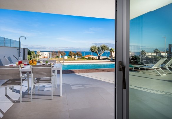 La grande veranda attrezzata è il luogo perfetto per colazioni all'aperto - Villa Donald