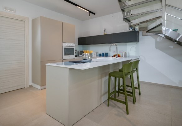 La moderna cucina accanto al tavolo da pranzo - Villa Donald