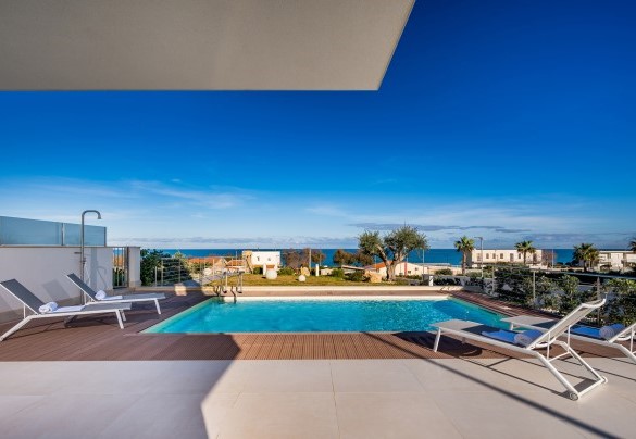 La piscina panoramica è adagiata al centro del giardino - Villa Donald