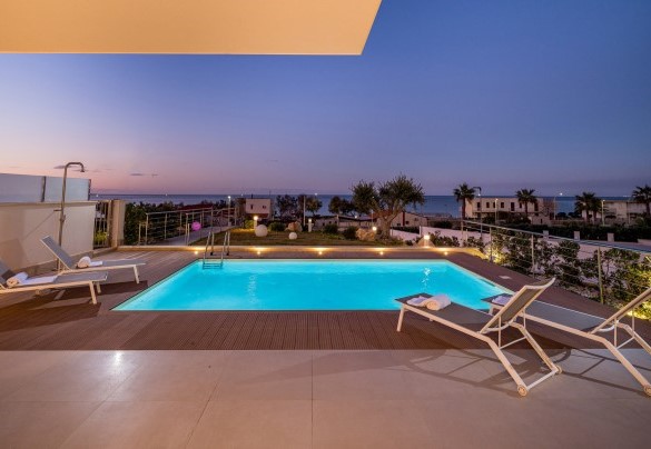 La piscina illuminata al tramonto - Villa Donald