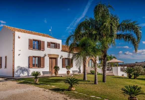 Gioiello di eleganza rurale dei primi del ‘900, è stato ristrutturato dagli attuali proprietari– Villa Donna Agaver