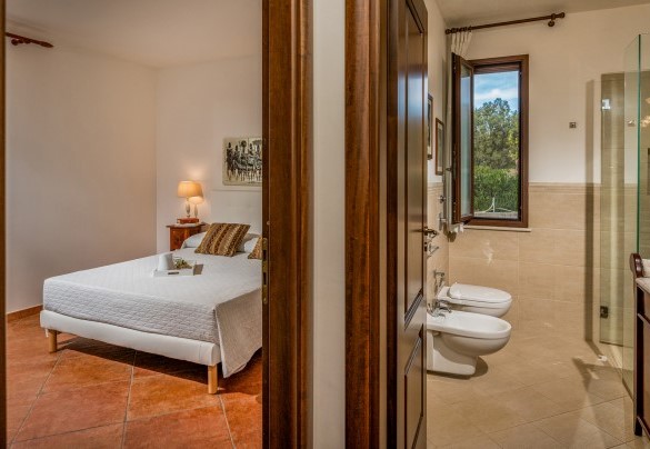 Camera matrimoniale n.1 con bagno en suite con doccia al piano terra– Villa Donna Agaver