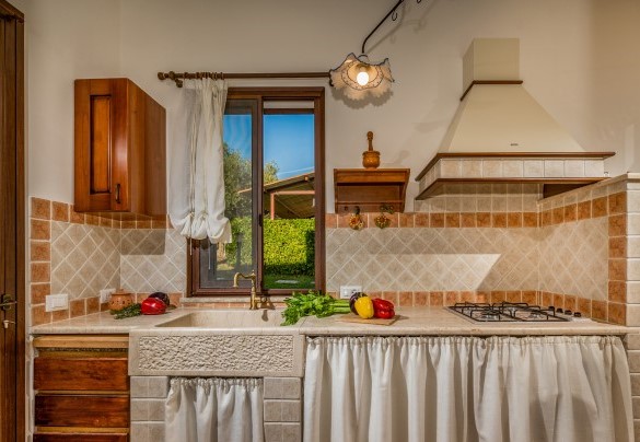 Cucina con penisola (con vano lavatrice)– Villa Donna Agaver